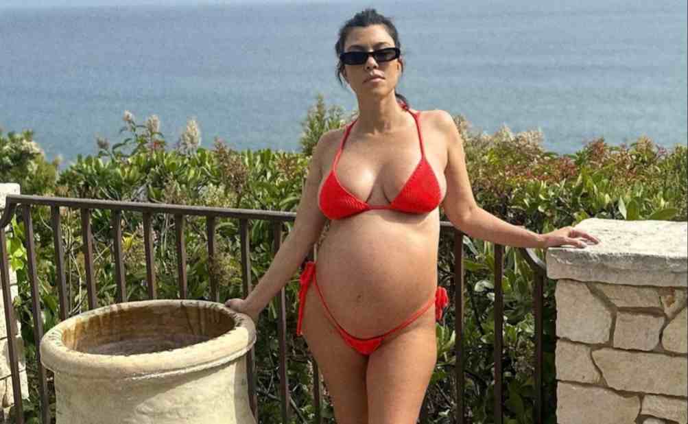 Kourtney kardashian showing her baby bump