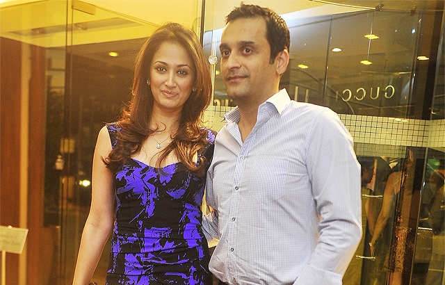 Swadesh star Gayatri Joshi and her businessman husband met with an accident