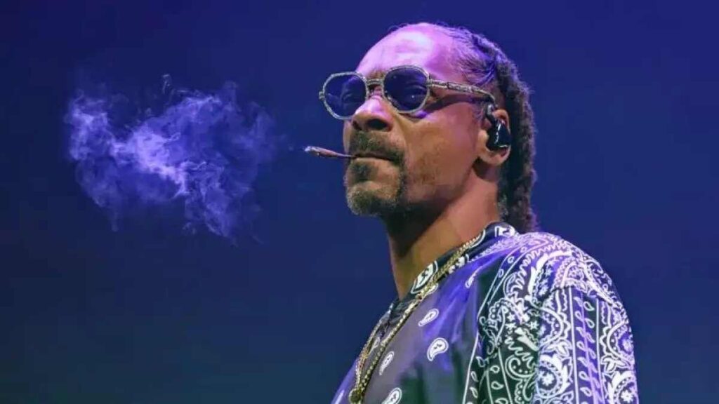 Snoop Dogg gives up smoke