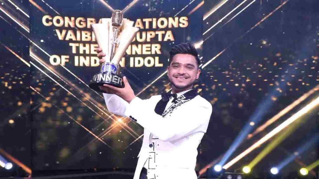 Vaibhav Gupta lifting Indian Idol 14 trophy