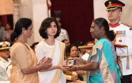 Captain Anshuman Singh's wife Smriti receiving Kirti Chakra from President Droupadi Murmu