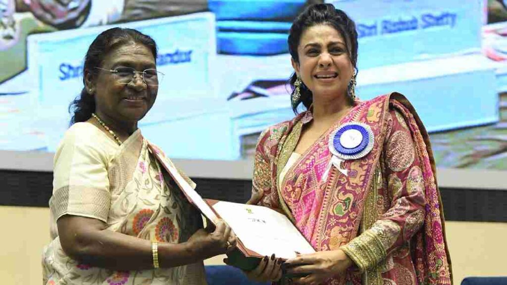 Manasi Parekh receiving Best actress award from the President Droupadi Murmu with teary eyes