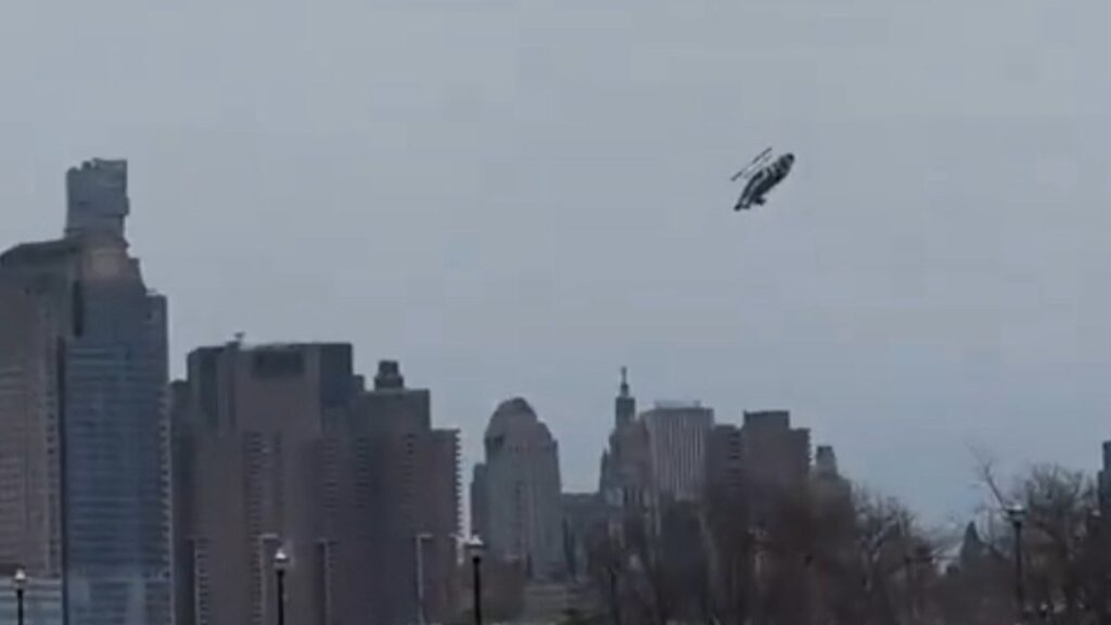 Tragedy Over the Hudson: Helicopter Crash Claims Six Lives in New York City 1 Helicopter crash in the New York City